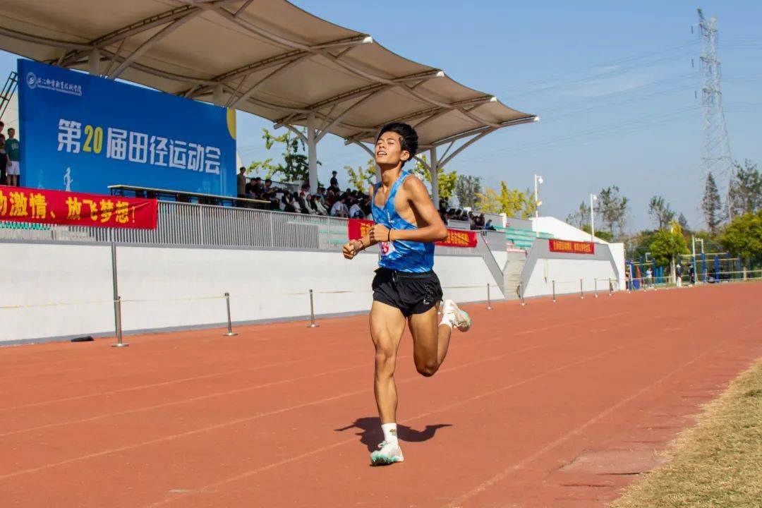 开云体育-田径赛场上对决蓄势待发，选手争先恐后